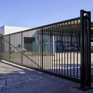 Schuifpoort industrie zwart